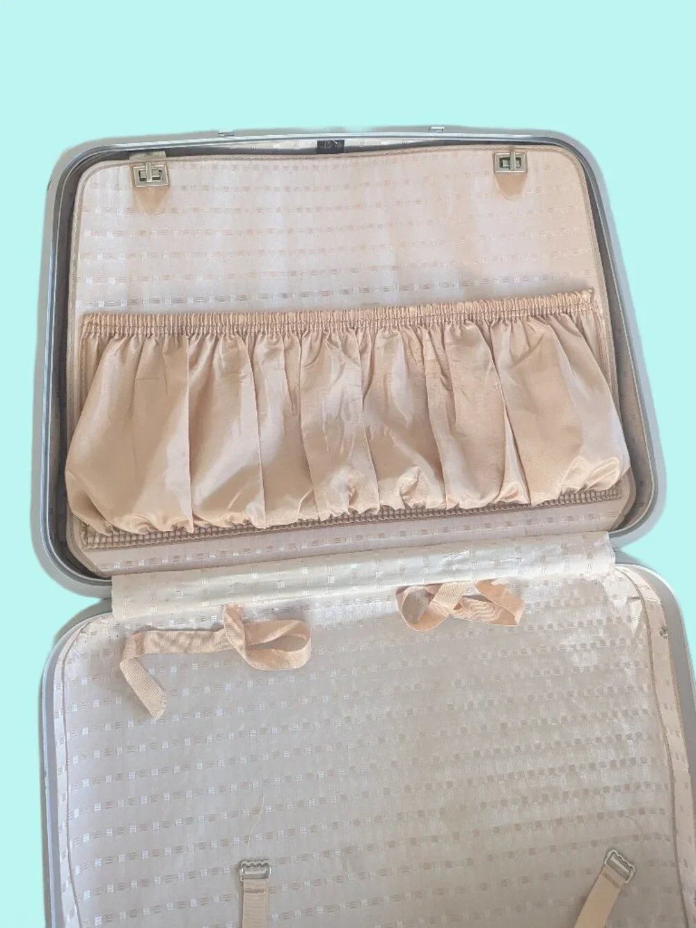 Vintage Samsonite Silhouette White Hardshell Suitcase